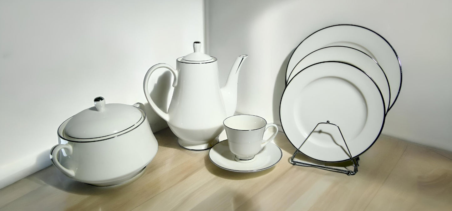 Fine bone china dinnerset - 61 pc - 8 person serving.